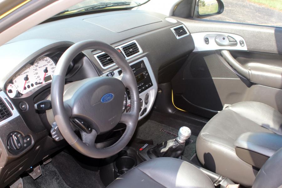 Интерьер Saleen S121 Focus (DA3) 2004 года  (фото 8 из 10)